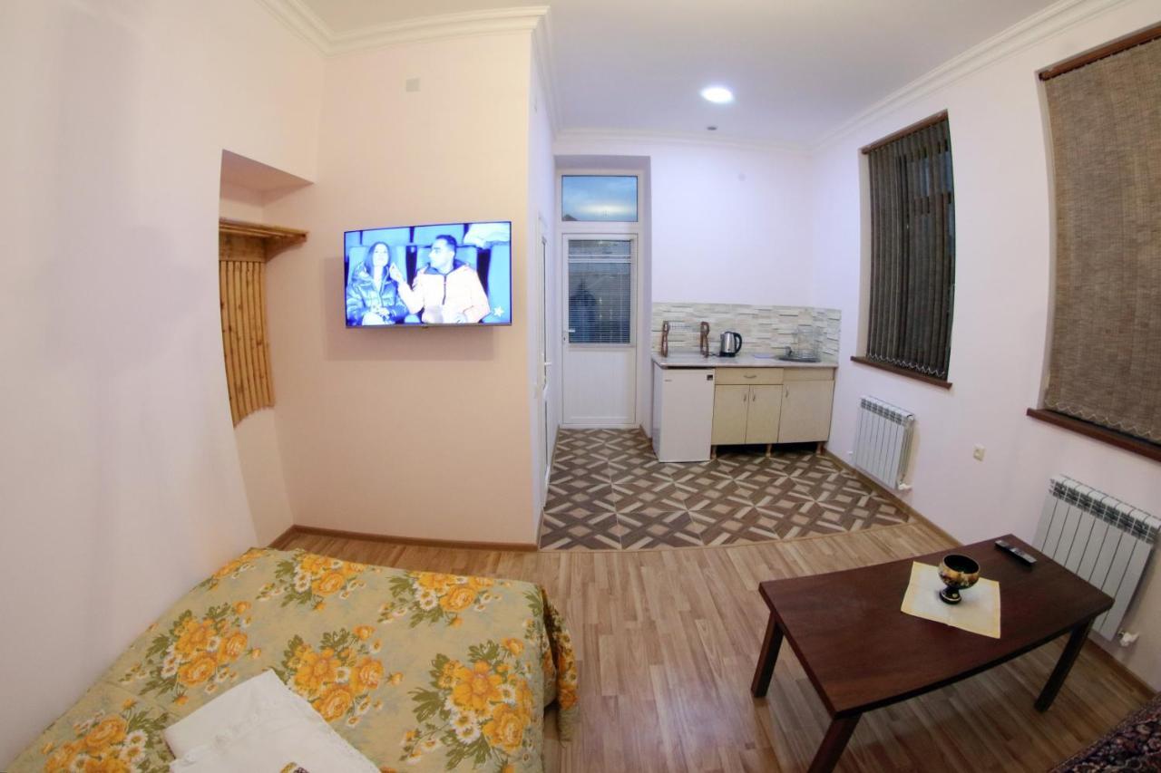 Vanand Guest House Gyumri Bagian luar foto