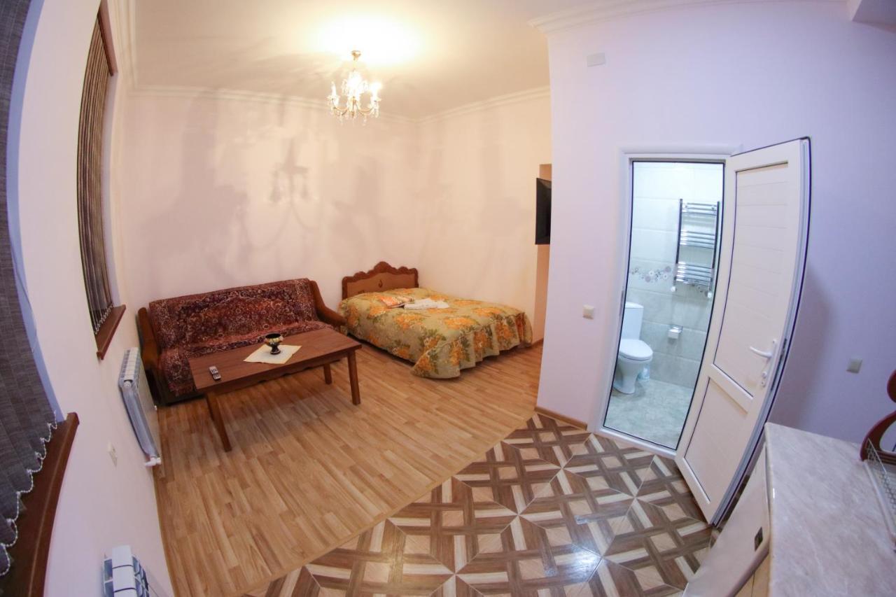 Vanand Guest House Gyumri Bagian luar foto