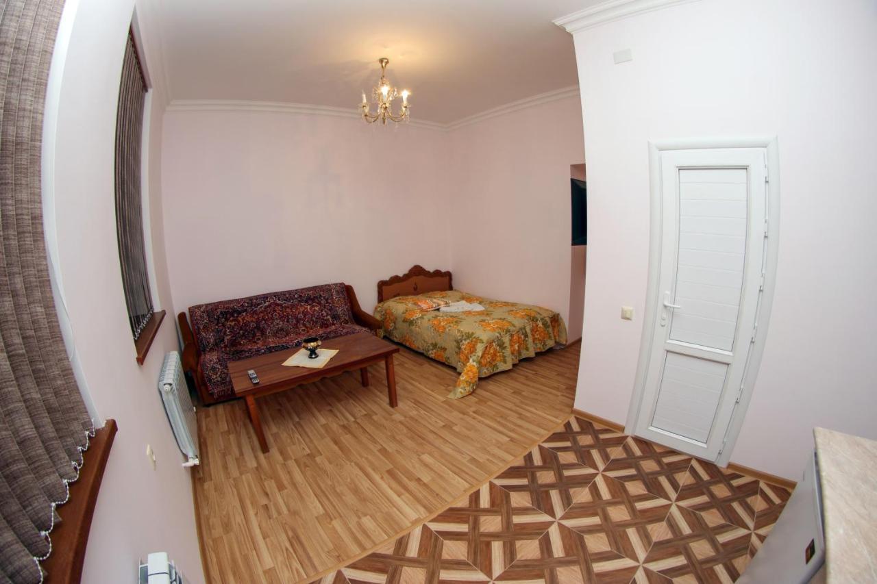 Vanand Guest House Gyumri Bagian luar foto